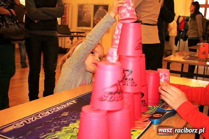 Zdjęcie w galerii na portalu naszraciborz.pl: Speed Stacks, czyli układanie kubków na czas wiadomości z regionu