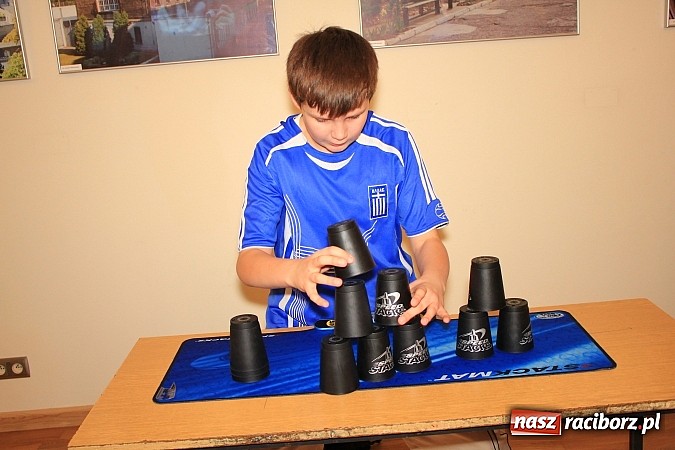 Zdjęcie w galerii na portalu naszraciborz.pl: Speed Stacks, czyli układanie kubków na czas wiadomości z regionu