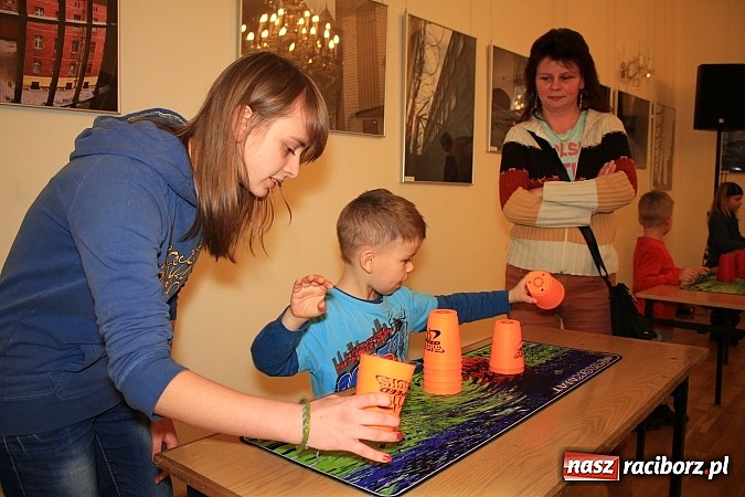 Zdjęcie w galerii na portalu naszraciborz.pl: Speed Stacks, czyli układanie kubków na czas wiadomości z regionu