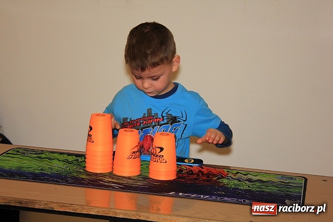 Zdjęcie w galerii na portalu naszraciborz.pl: Speed Stacks, czyli układanie kubków na czas wiadomości z regionu