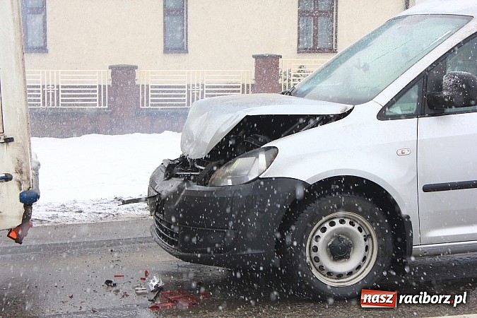 Zdjęcie w galerii na portalu naszraciborz.pl: Sypnęło śniegiem i... kolizjami wiadomości z regionu