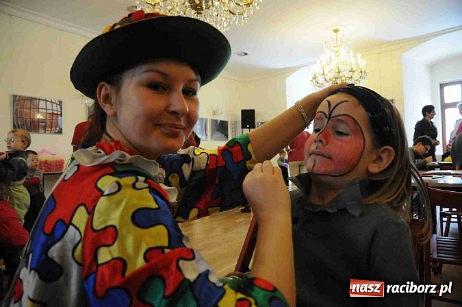 Zdjęcie w galerii na portalu naszraciborz.pl: Zamek Piastowski zamienił się w wielki plac zabaw. Wśród dzieci królowały clowny wiadomości z regionu