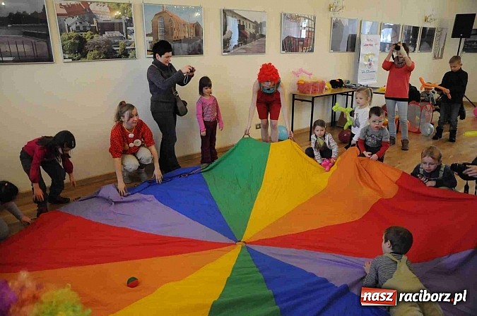 Zdjęcie w galerii na portalu naszraciborz.pl: Zamek Piastowski zamienił się w wielki plac zabaw. Wśród dzieci królowały clowny wiadomości z regionu