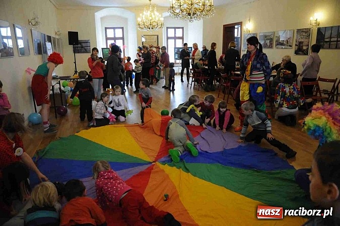 Zdjęcie w galerii na portalu naszraciborz.pl: Zamek Piastowski zamienił się w wielki plac zabaw. Wśród dzieci królowały clowny wiadomości z regionu