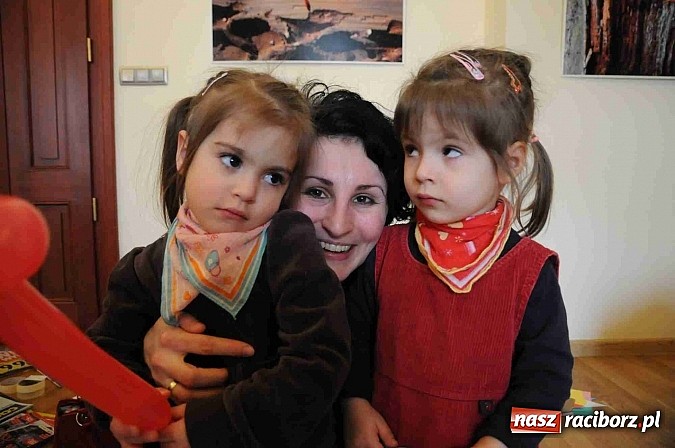 Zdjęcie w galerii na portalu naszraciborz.pl: Zamek Piastowski zamienił się w wielki plac zabaw. Wśród dzieci królowały clowny wiadomości z regionu