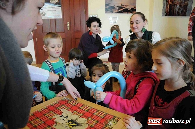 Zdjęcie w galerii na portalu naszraciborz.pl: Zamek Piastowski zamienił się w wielki plac zabaw. Wśród dzieci królowały clowny wiadomości z regionu