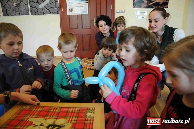 Zdjęcie w galerii na portalu naszraciborz.pl: Zamek Piastowski zamienił się w wielki plac zabaw. Wśród dzieci królowały clowny wiadomości z regionu
