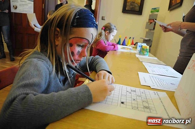 Zdjęcie w galerii na portalu naszraciborz.pl: Zamek Piastowski zamienił się w wielki plac zabaw. Wśród dzieci królowały clowny wiadomości z regionu