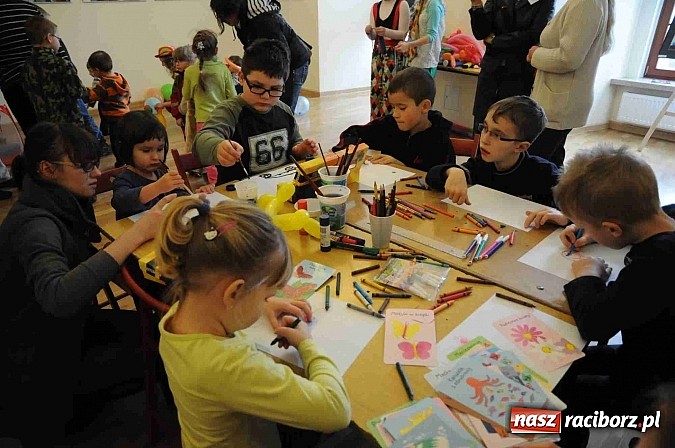 Zdjęcie w galerii na portalu naszraciborz.pl: Zamek Piastowski zamienił się w wielki plac zabaw. Wśród dzieci królowały clowny wiadomości z regionu