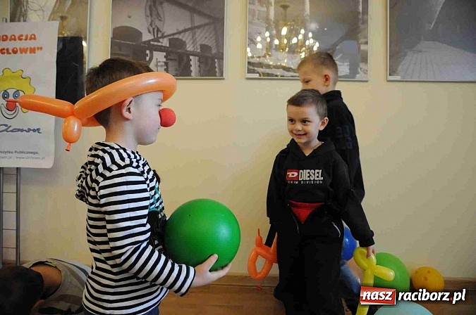 Zdjęcie w galerii na portalu naszraciborz.pl: Zamek Piastowski zamienił się w wielki plac zabaw. Wśród dzieci królowały clowny wiadomości z regionu