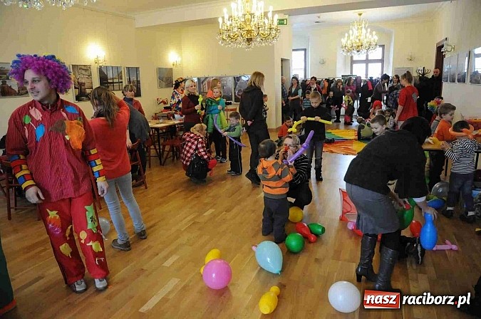 Zdjęcie w galerii na portalu naszraciborz.pl: Zamek Piastowski zamienił się w wielki plac zabaw. Wśród dzieci królowały clowny wiadomości z regionu