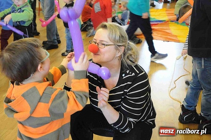 Zdjęcie w galerii na portalu naszraciborz.pl: Zamek Piastowski zamienił się w wielki plac zabaw. Wśród dzieci królowały clowny wiadomości z regionu