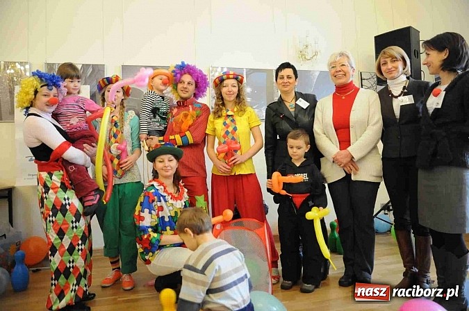 Zdjęcie w galerii na portalu naszraciborz.pl: Zamek Piastowski zamienił się w wielki plac zabaw. Wśród dzieci królowały clowny wiadomości z regionu