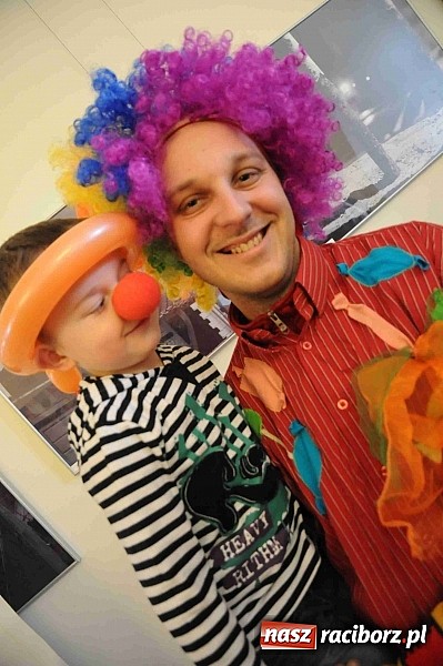 Zdjęcie w galerii na portalu naszraciborz.pl: Zamek Piastowski zamienił się w wielki plac zabaw. Wśród dzieci królowały clowny wiadomości z regionu