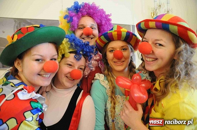 Zdjęcie w galerii na portalu naszraciborz.pl: Zamek Piastowski zamienił się w wielki plac zabaw. Wśród dzieci królowały clowny wiadomości z regionu