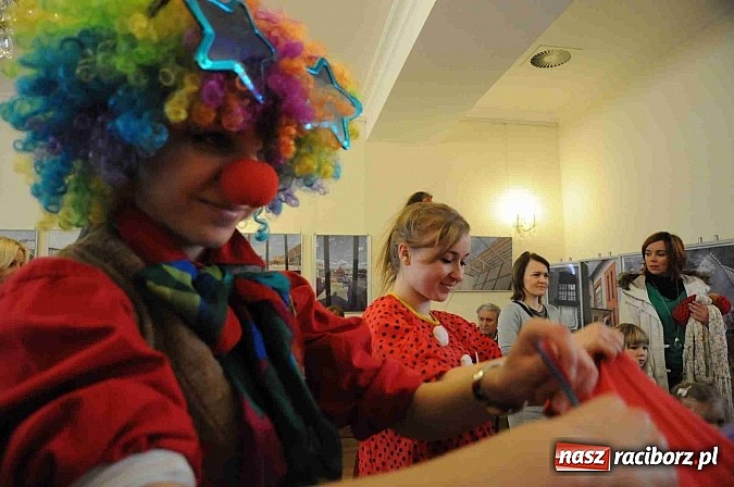 Zdjęcie w galerii na portalu naszraciborz.pl: Zamek Piastowski zamienił się w wielki plac zabaw. Wśród dzieci królowały clowny wiadomości z regionu