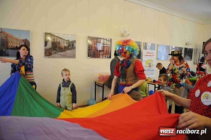 Zdjęcie w galerii na portalu naszraciborz.pl: Zamek Piastowski zamienił się w wielki plac zabaw. Wśród dzieci królowały clowny wiadomości z regionu