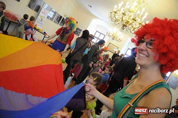 Zdjęcie w galerii na portalu naszraciborz.pl: Zamek Piastowski zamienił się w wielki plac zabaw. Wśród dzieci królowały clowny wiadomości z regionu