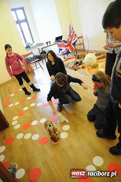 Zdjęcie w galerii na portalu naszraciborz.pl: Zamek Piastowski zamienił się w wielki plac zabaw. Wśród dzieci królowały clowny wiadomości z regionu