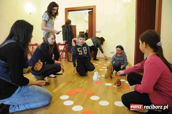 Zdjęcie w galerii na portalu naszraciborz.pl: Zamek Piastowski zamienił się w wielki plac zabaw. Wśród dzieci królowały clowny wiadomości z regionu