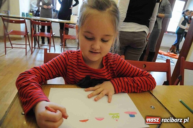 Zdjęcie w galerii na portalu naszraciborz.pl: Zamek Piastowski zamienił się w wielki plac zabaw. Wśród dzieci królowały clowny wiadomości z regionu