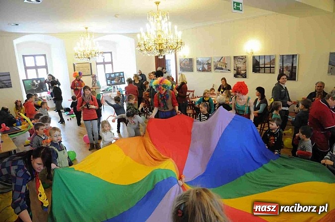 Zdjęcie w galerii na portalu naszraciborz.pl: Zamek Piastowski zamienił się w wielki plac zabaw. Wśród dzieci królowały clowny wiadomości z regionu