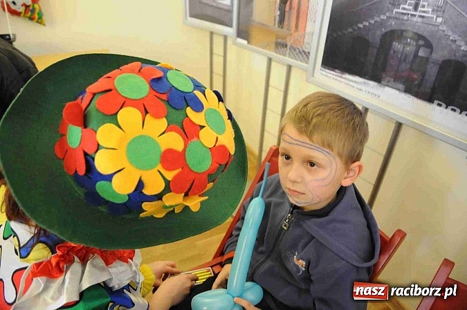 Zdjęcie w galerii na portalu naszraciborz.pl: Zamek Piastowski zamienił się w wielki plac zabaw. Wśród dzieci królowały clowny wiadomości z regionu
