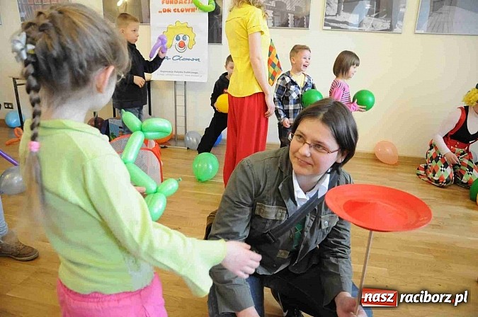 Zdjęcie w galerii na portalu naszraciborz.pl: Zamek Piastowski zamienił się w wielki plac zabaw. Wśród dzieci królowały clowny wiadomości z regionu