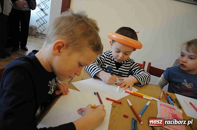 Zdjęcie w galerii na portalu naszraciborz.pl: Zamek Piastowski zamienił się w wielki plac zabaw. Wśród dzieci królowały clowny wiadomości z regionu