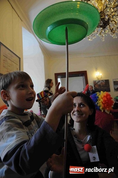 Zdjęcie w galerii na portalu naszraciborz.pl: Zamek Piastowski zamienił się w wielki plac zabaw. Wśród dzieci królowały clowny wiadomości z regionu