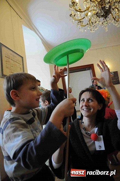 Zdjęcie w galerii na portalu naszraciborz.pl: Zamek Piastowski zamienił się w wielki plac zabaw. Wśród dzieci królowały clowny wiadomości z regionu