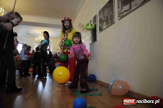 Zdjęcie w galerii na portalu naszraciborz.pl: Zamek Piastowski zamienił się w wielki plac zabaw. Wśród dzieci królowały clowny wiadomości z regionu