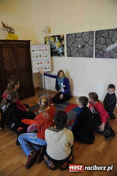 Zdjęcie w galerii na portalu naszraciborz.pl: Zamek Piastowski zamienił się w wielki plac zabaw. Wśród dzieci królowały clowny wiadomości z regionu