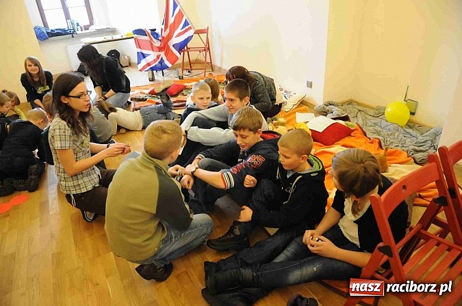 Zdjęcie w galerii na portalu naszraciborz.pl: Zamek Piastowski zamienił się w wielki plac zabaw. Wśród dzieci królowały clowny wiadomości z regionu