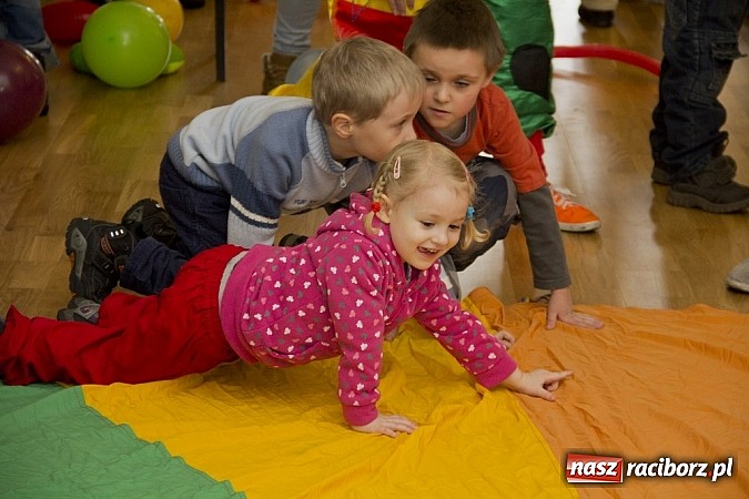 Zdjęcie w galerii na portalu naszraciborz.pl: Zamek Piastowski zamienił się w wielki plac zabaw. Wśród dzieci królowały clowny wiadomości z regionu