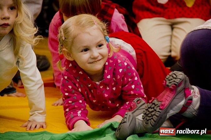 Zdjęcie w galerii na portalu naszraciborz.pl: Zamek Piastowski zamienił się w wielki plac zabaw. Wśród dzieci królowały clowny wiadomości z regionu