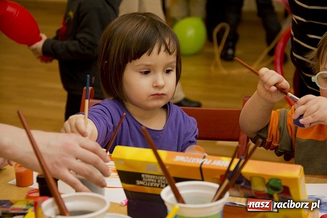 Zdjęcie w galerii na portalu naszraciborz.pl: Zamek Piastowski zamienił się w wielki plac zabaw. Wśród dzieci królowały clowny wiadomości z regionu