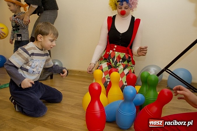 Zdjęcie w galerii na portalu naszraciborz.pl: Zamek Piastowski zamienił się w wielki plac zabaw. Wśród dzieci królowały clowny wiadomości z regionu