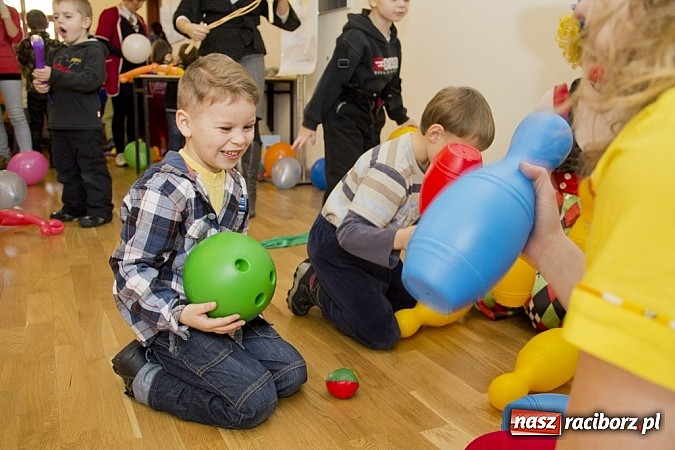 Zdjęcie w galerii na portalu naszraciborz.pl: Zamek Piastowski zamienił się w wielki plac zabaw. Wśród dzieci królowały clowny wiadomości z regionu
