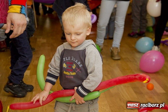 Zdjęcie w galerii na portalu naszraciborz.pl: Zamek Piastowski zamienił się w wielki plac zabaw. Wśród dzieci królowały clowny wiadomości z regionu