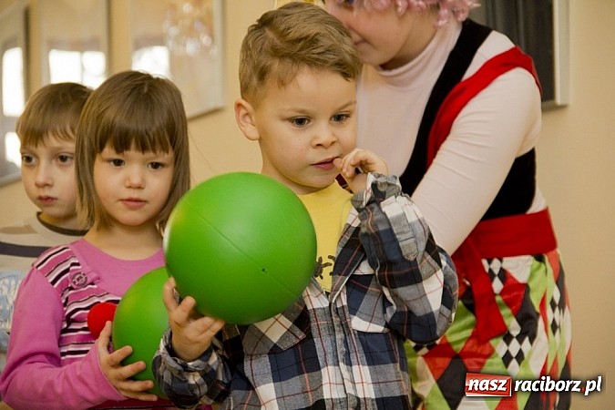 Zdjęcie w galerii na portalu naszraciborz.pl: Zamek Piastowski zamienił się w wielki plac zabaw. Wśród dzieci królowały clowny wiadomości z regionu