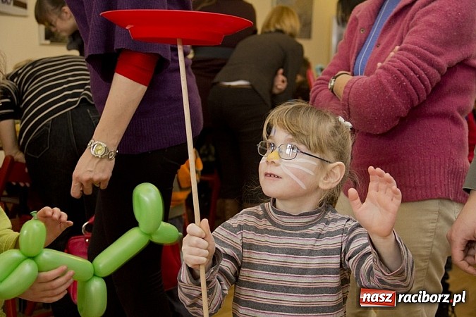 Zdjęcie w galerii na portalu naszraciborz.pl: Zamek Piastowski zamienił się w wielki plac zabaw. Wśród dzieci królowały clowny wiadomości z regionu