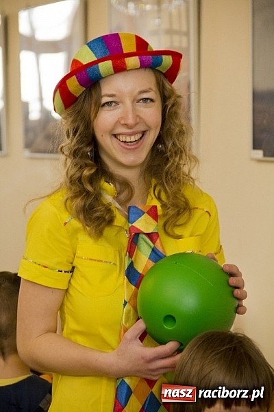 Zdjęcie w galerii na portalu naszraciborz.pl: Zamek Piastowski zamienił się w wielki plac zabaw. Wśród dzieci królowały clowny wiadomości z regionu