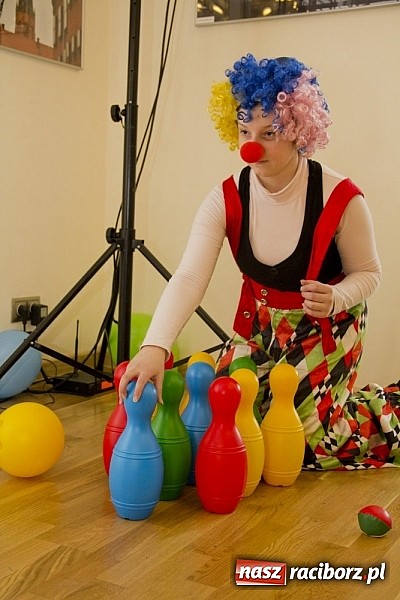 Zdjęcie w galerii na portalu naszraciborz.pl: Zamek Piastowski zamienił się w wielki plac zabaw. Wśród dzieci królowały clowny wiadomości z regionu