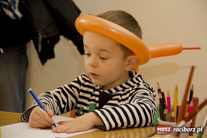 Zdjęcie w galerii na portalu naszraciborz.pl: Zamek Piastowski zamienił się w wielki plac zabaw. Wśród dzieci królowały clowny wiadomości z regionu