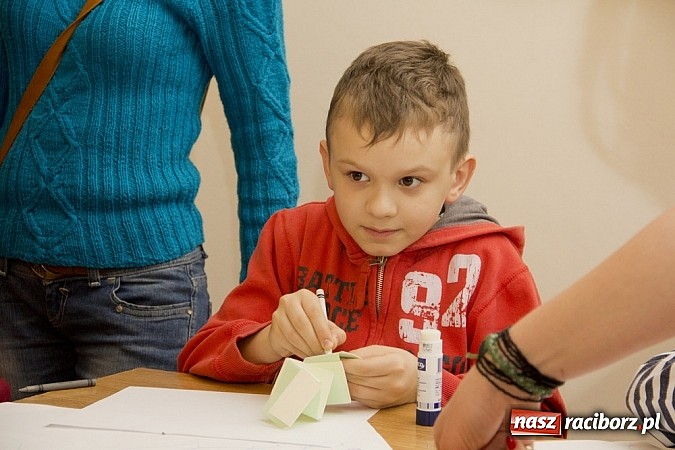 Zdjęcie w galerii na portalu naszraciborz.pl: Zamek Piastowski zamienił się w wielki plac zabaw. Wśród dzieci królowały clowny wiadomości z regionu
