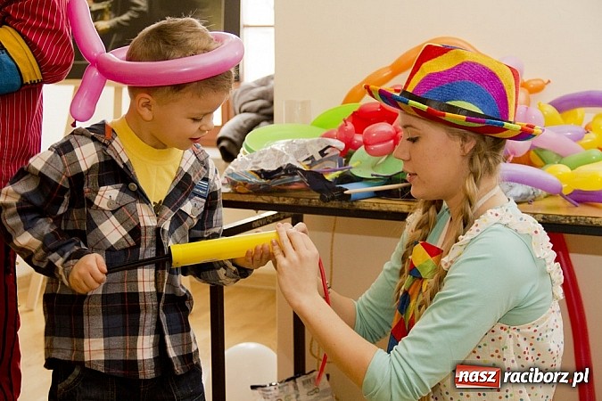 Zdjęcie w galerii na portalu naszraciborz.pl: Zamek Piastowski zamienił się w wielki plac zabaw. Wśród dzieci królowały clowny wiadomości z regionu