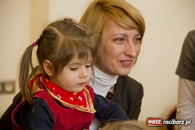 Zdjęcie w galerii na portalu naszraciborz.pl: Zamek Piastowski zamienił się w wielki plac zabaw. Wśród dzieci królowały clowny wiadomości z regionu