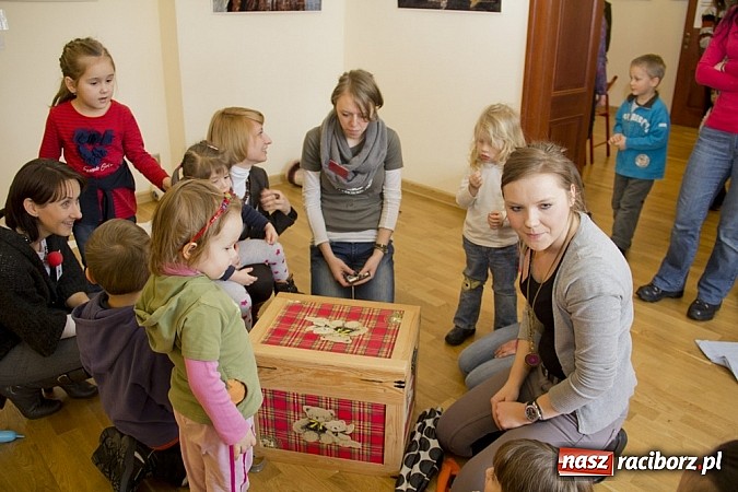 Zdjęcie w galerii na portalu naszraciborz.pl: Zamek Piastowski zamienił się w wielki plac zabaw. Wśród dzieci królowały clowny wiadomości z regionu