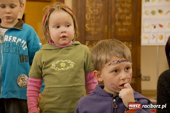 Zdjęcie w galerii na portalu naszraciborz.pl: Zamek Piastowski zamienił się w wielki plac zabaw. Wśród dzieci królowały clowny wiadomości z regionu